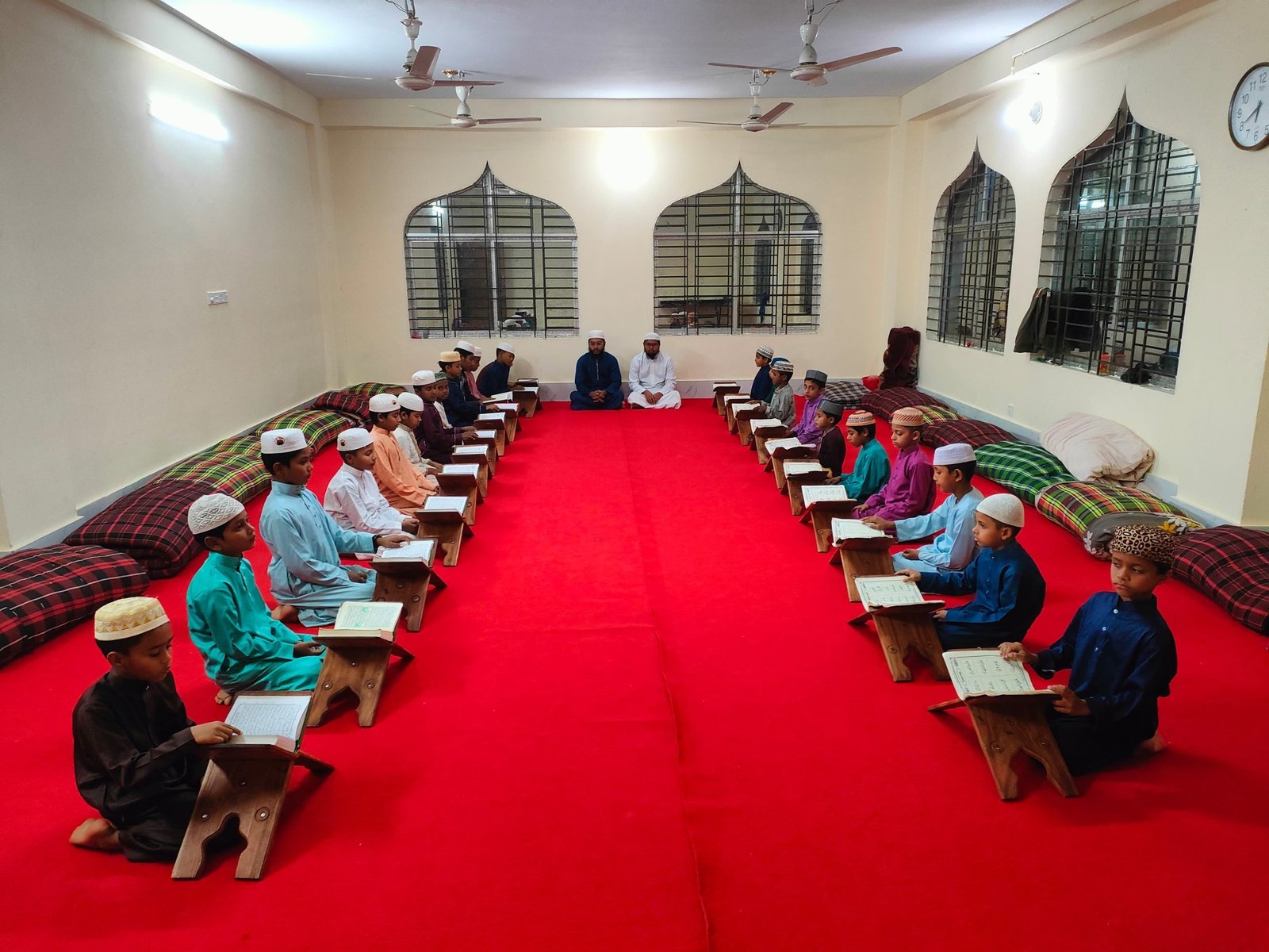 মাদরাসার হলরুমে কুরআন তিলাওয়াতরত শিক্ষার্থীরা