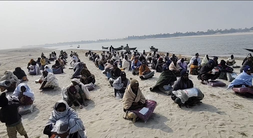 নদীর চরে শীতবস্ত্র বিতরণ কার্যক্রম